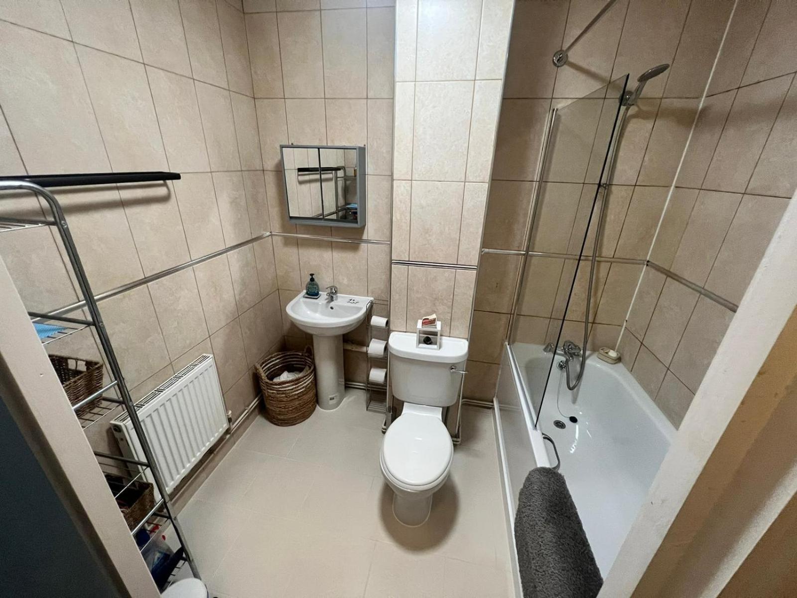 Cosy Private Room With Shared Bathroom Facilities Лондон Экстерьер фото