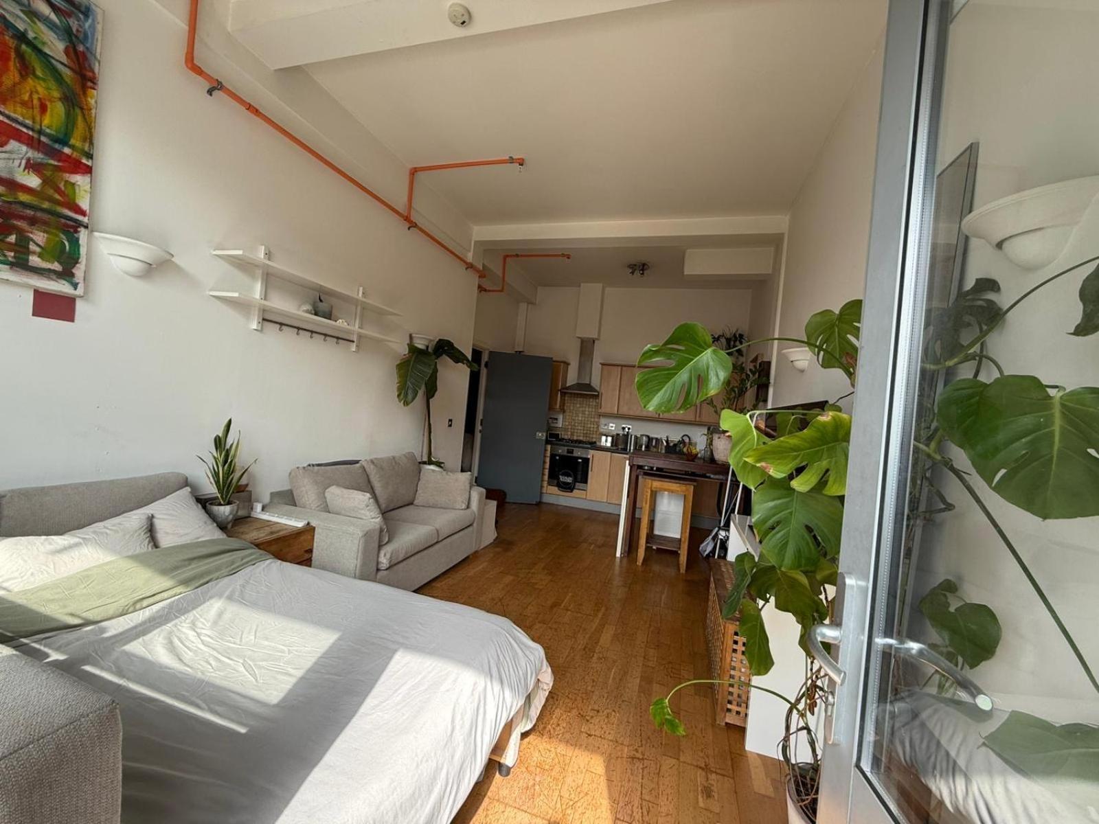 Cosy Private Room With Shared Bathroom Facilities Лондон Экстерьер фото