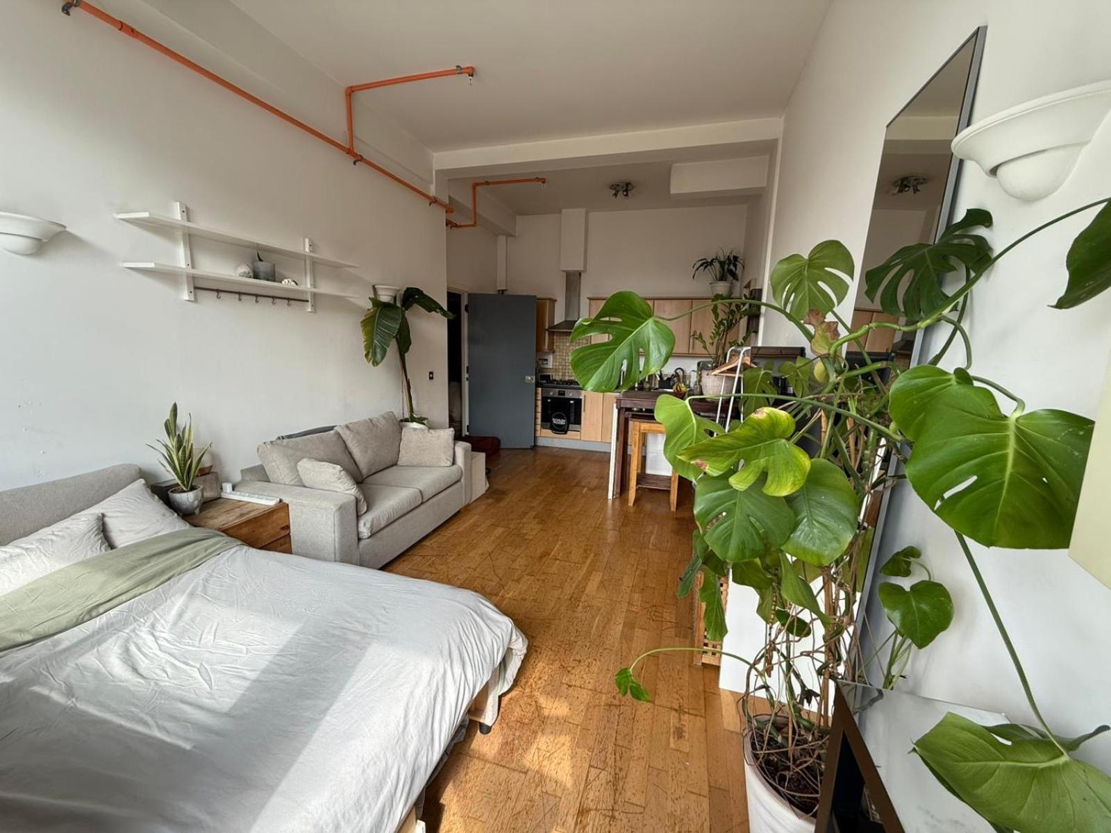 Cosy Private Room With Shared Bathroom Facilities Лондон Экстерьер фото